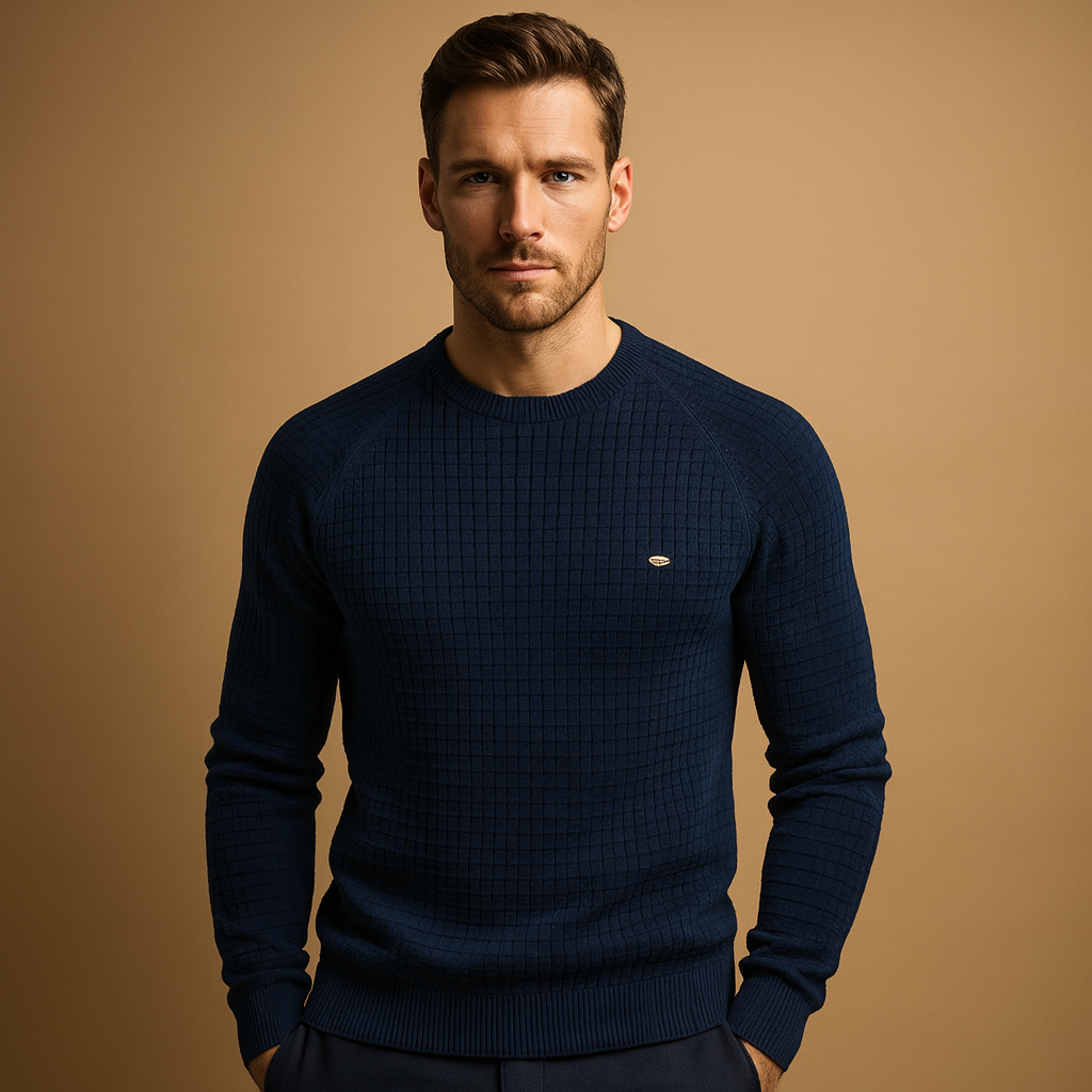 Classic crew neck sweater for men with soft warm knitted fabric and relaxed fit, ideal for daily wear, work, and casual moments in autumn and winter.